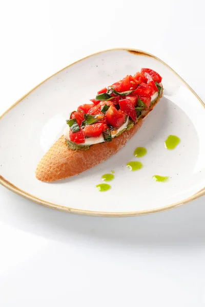 Bruschetta με ντομάτα και βασιλικό σαλάτα, μοτσαρέλα και guacamole για πρωινό — Φωτογραφία Αρχείου