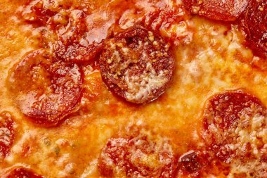 Biberli pizza üzerine erimiş mozzarella peyniri.