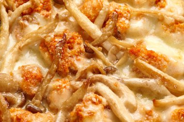 Buffalo tavuğu ve kremalı peynir soslu mantarlı pizza.