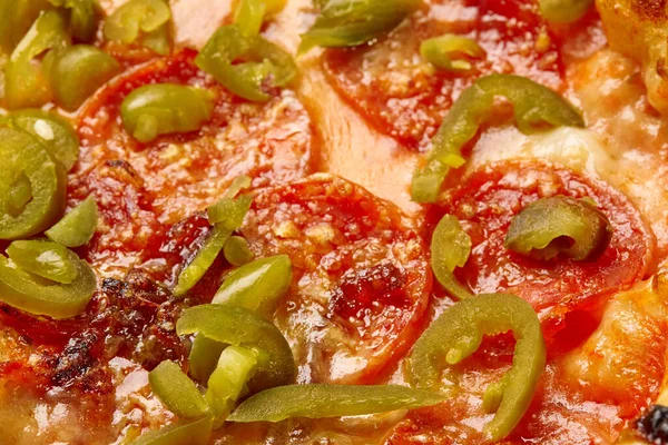 Biberli baharatlı pizza, jalapeno, domates sosu ve mozzarella.