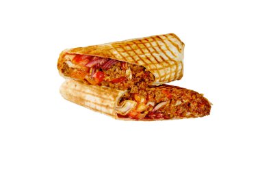 Biberli Chili con carne burrito, biftek, domates, turşu, soğan beyaza izole edilmiş.