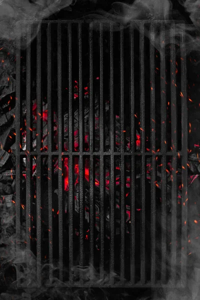 黒鋳鉄グリルグレートの下で粉砕炭のトップビュー — ストック写真