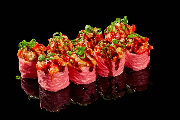 Pişmiş karides, domates, soğan ve siyah arka planda unagi soslu suşi. — Stok fotoğraf