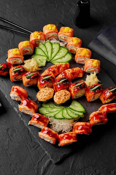 Ekmek, nigiri sushi ve siyah tahtada somon somonu. — Stok fotoğraf