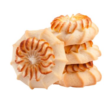 Kıtır kıvırcık kremalı kurabiyeler beyaza izole edilmiş.