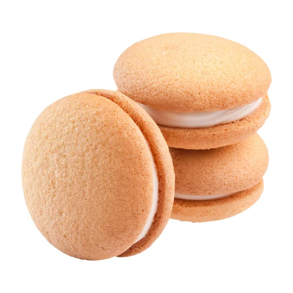 Tre biscotti sandwich alle mandorle con ripieno di crema di mascarpone isolato su sfondo bianco — Foto Stock