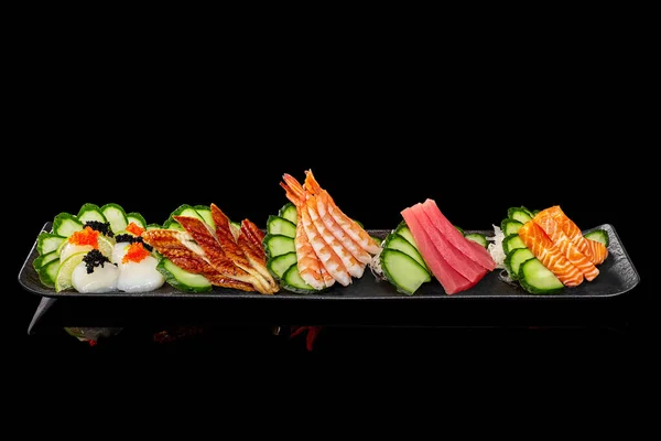 Çiğ somon, ton balığı, ızgara unagi balığı, karides ve mürekkep balığı ile Japon saşimi tabağı. — Stok fotoğraf