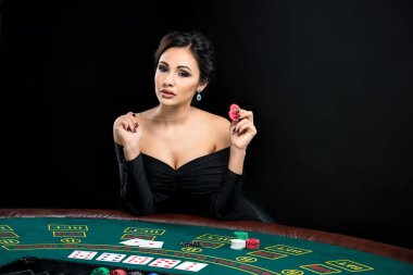 seksi kadın poker kartları ve patates kızartması ile