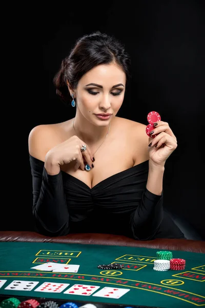 Sexy Frau mit Pokerkarten und Chips — Stockfoto