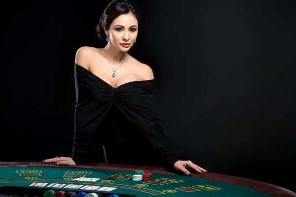 Sexig kvinna med poker kort och marker — Stockfoto