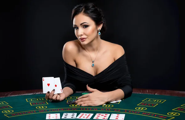 Mulher sexy com cartões de poker e fichas — Fotografia de Stock