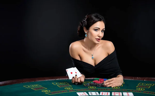 Sexy Frau mit Pokerkarten und Chips — Stockfoto