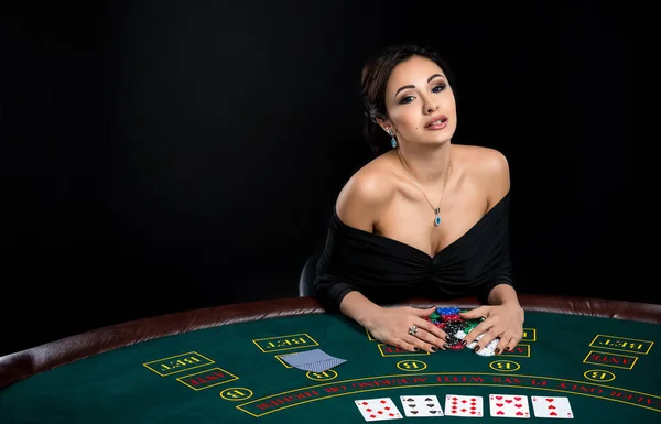 Mulher sexy com cartões de poker e fichas — Fotografia de Stock