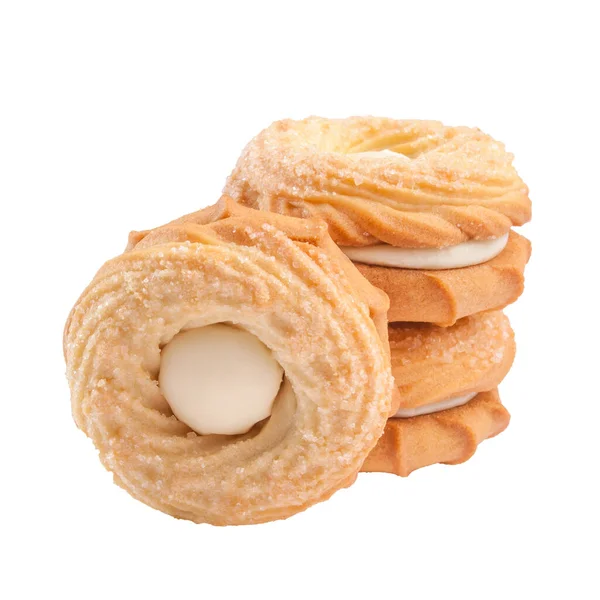 Ring shaped butter shortbread sandwich biscuits with creamy filling sprinkled with sugar — Stockfoto