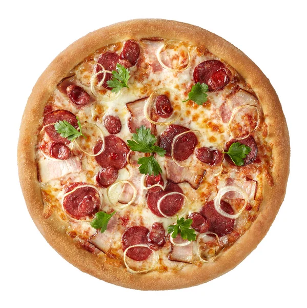 Вид зверху на піцу з беконом, салямі, мисливськими ковбасками, цибулею, моцарелою ізольовано на білому — стокове фото