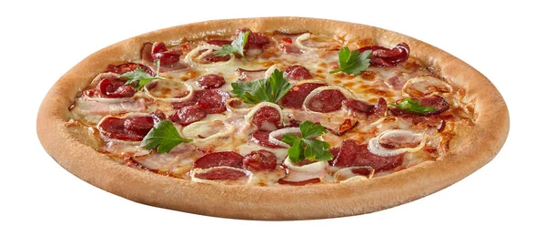 Крупним планом піца з беконом, салямі, мисливськими ковбасками, цибулею, моцарелою та петрушкою ізольовані на білому — стокове фото
