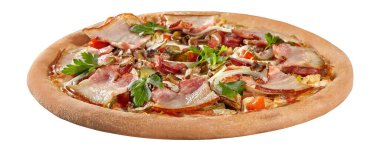 Tavuklu, pastırmalı, sosisli, salatalıklı, mantarlı, soğanlı, domatesli ve yeşillikli köy pizzası.