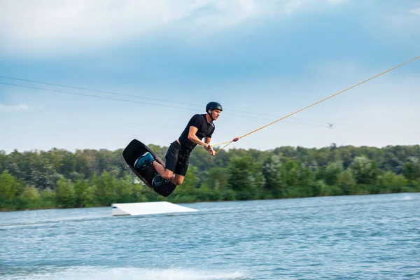 Människan öva teknik att hoppa över vatten under wakeboard utbildning — Stockfoto