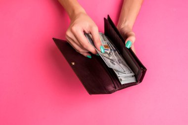Kadın eli cüzdandan para çekiyor, stüdyo fotoğrafı.