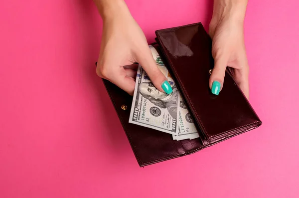 Kobiety wyciągają pieniądze z portfela, studio strzela — Zdjęcie stockowe