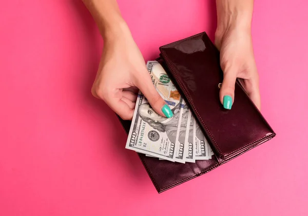 Kobiety wyciągają pieniądze z portfela, studio strzela — Zdjęcie stockowe