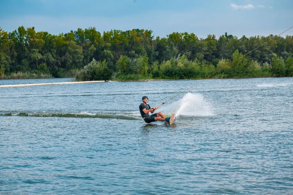 Umiejętny wakeboarder tnący wodę z krawędzią deski tworząc plamy — Zdjęcie stockowe