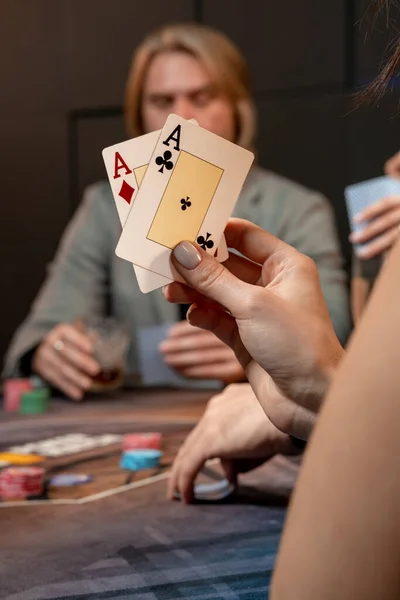 Dvě esa v ruce ženy hrající poker u herního stolu — Stock fotografie