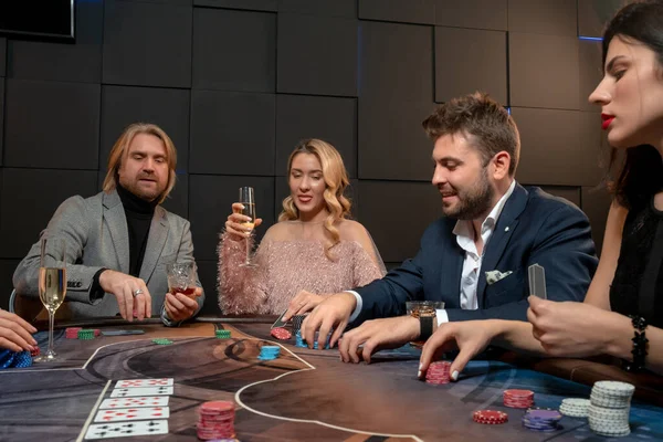 Grupo Pessoas Jogando Poker Com Cartas Mesa Com Bebidas Dinheiro