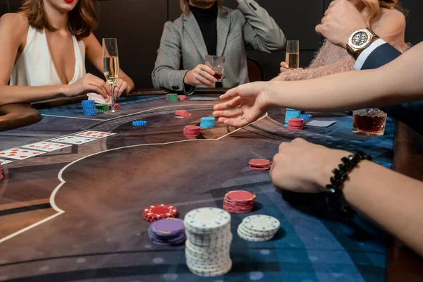 Herní stůl v kasinu s kartami, sázení žetony a lidé hrají poker — Stock fotografie