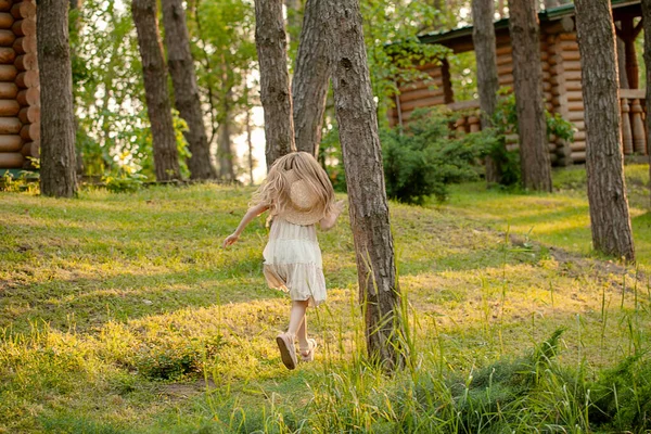 Visão traseira da menina pré-adolescente correndo no parque da cidade de verão verde — Fotografia de Stock