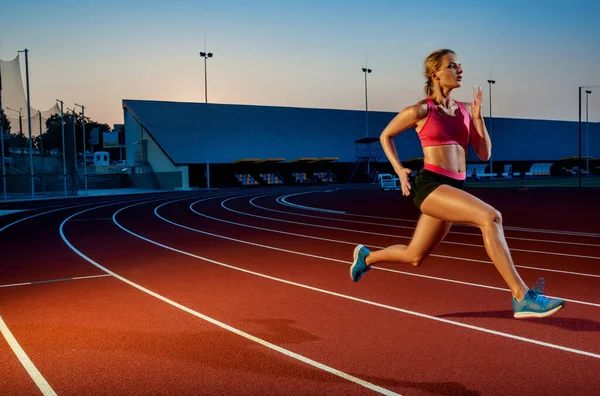 Löpare som tävlar mot framgång på Kör väg kör atletisk spåra. Målet uppnås koncept. — Stockfoto