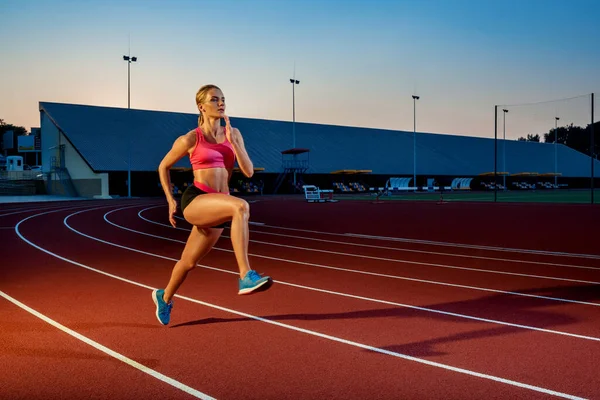 Löpare som tävlar mot framgång på Kör väg kör atletisk spåra. Målet uppnås koncept. — Stockfoto