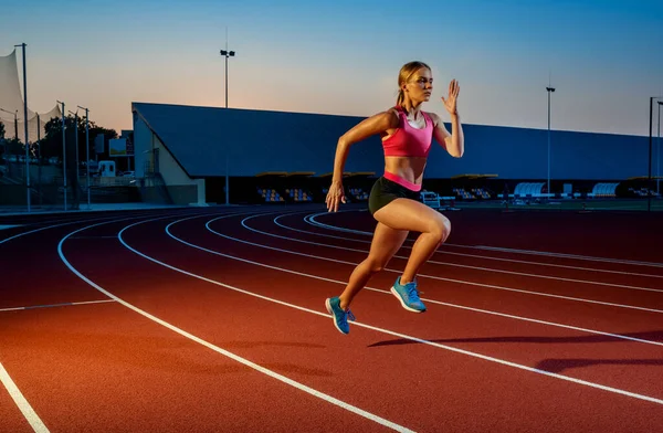 Corridore che corre verso il successo su pista di atletica. Concetto di raggiungimento degli obiettivi . — Foto Stock