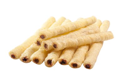 Havadar gevrek mısır çubukları çikolata ve fındık dolgulu, beyaz üzerine izole edilmiş.