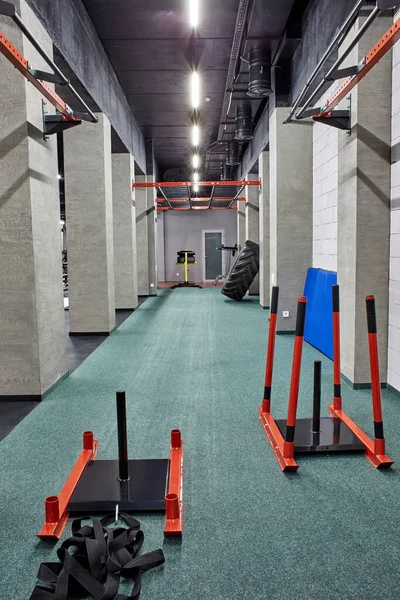 Equipamento moderno especial para treinamento físico em espaçoso, bem iluminado, interior vazio ginásio. Desporto, fitness — Fotografia de Stock