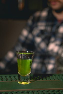 Bardakta katmanlı içecek, tezgahta yeşil Meksikalı.