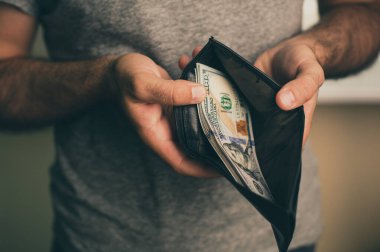 Adam cüzdana görünüyor. Nakit. Zengin bir adam onun para sayma. Yakın çekim.