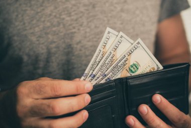 Adam cüzdana görünüyor. Nakit. Zengin bir adam onun para sayma. Yakın çekim.