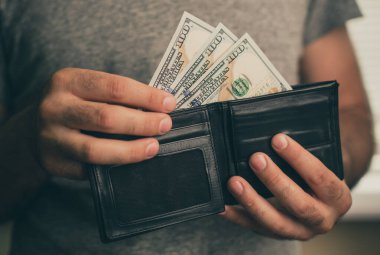 Adam cüzdana görünüyor. Nakit. Zengin bir adam onun para sayma. Yakın çekim.