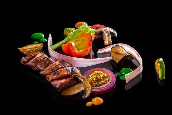 Κομμένο κρέας με φρέσκα βότανα, λαχανικά και μπαχαρικά σε μαύρο φόντο, top view — Φωτογραφία Αρχείου