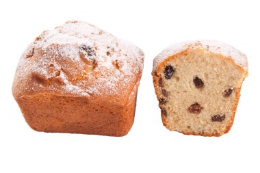 Beyaz üzerine izole edilmiş toz şeker serpiştirilmiş kuru üzümlü tatlı ekmek.