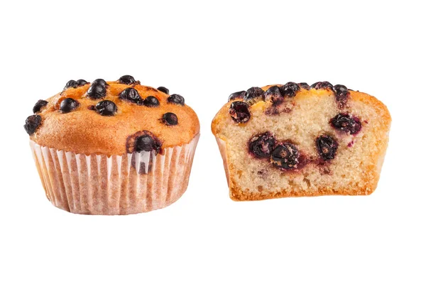 Intero e tagliato a metà muffin ai mirtilli isolato su sfondo bianco — Foto Stock