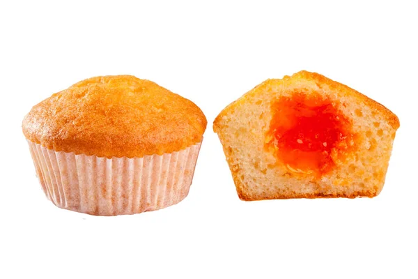 Muffin morbido e umido con ripieno di marmellata di albicocche isolato su bianco — Foto Stock