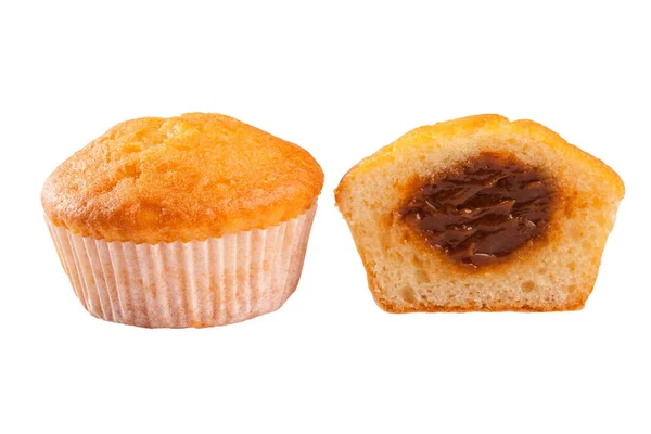 Frisch gebackener Muffin mit Karamellfüllung isoliert auf weißem Hintergrund — Stockfoto