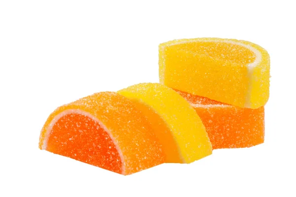 Жувальні цукерки у формі лимона та апельсина на білому тлі — стокове фото