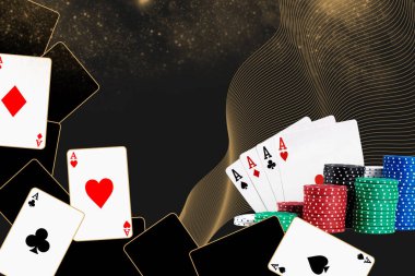 Siyah parlak arka plana karşı dört as ve renkli çipler. Metinleriniz veya resimleriniz için kopya alanı ile kolaj yapın. Poker, kumarhane. Yakın plan.