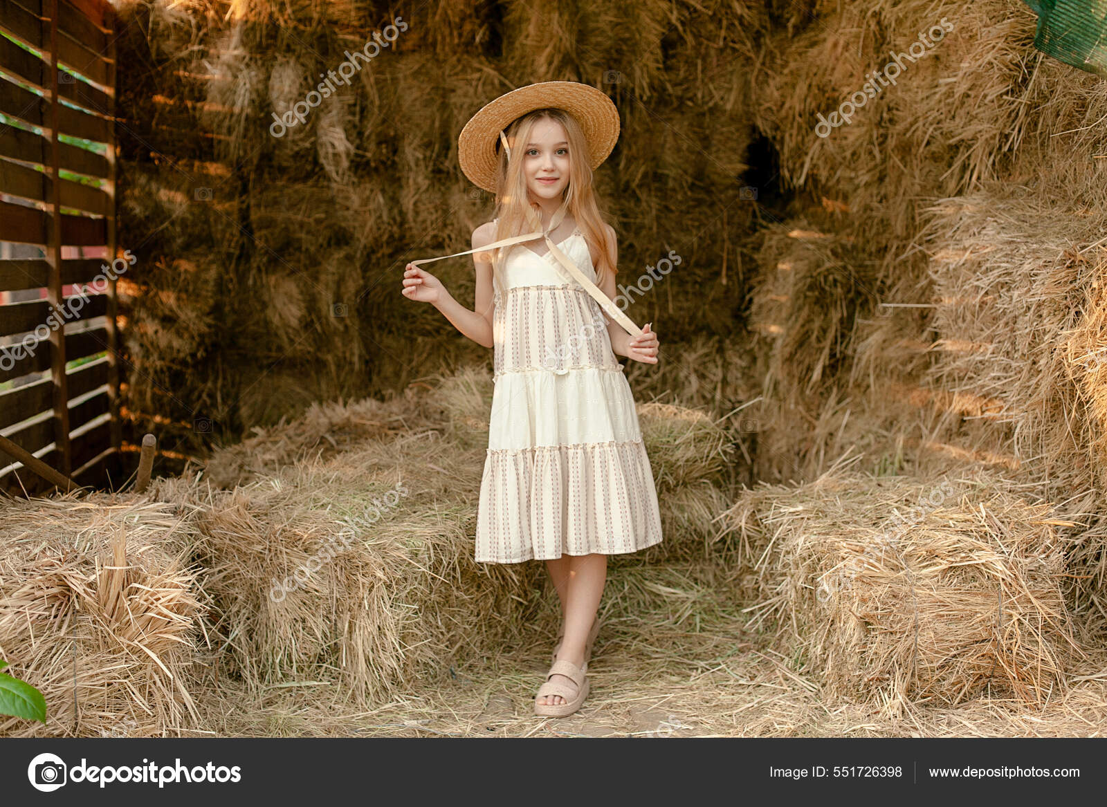 Romántica chica adolescente de pie en el pajar durante las vacaciones  rurales de verano — Foto de stock #551726398 © nazarov.dnepr@gmail.com, image size:1600x1167