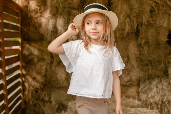 Romántico tween chica de pie en hayloft en soleado verano día — Foto de Stock