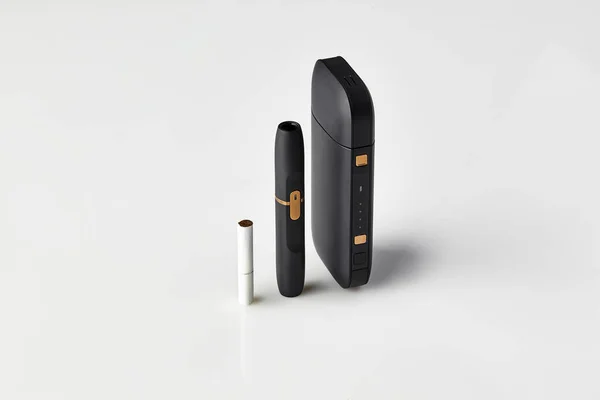 Új generációs fekete elektromos cigaretta, akkumulátor és egy hőnyaláb elszigetelt fehér. Hi-tech fűtési dohány rendszer. Új technológia. Közelről. — Stock Fotó