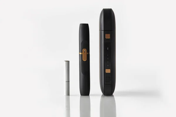 Új generációs fekete elektromos cigaretta, akkumulátor és egy hőnyaláb elszigetelt fehér. Hi-tech fűtési dohány rendszer. Reklám, bezárás — Stock Fotó